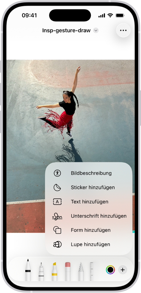 Unten in einer Notiz in der App „Notizen“ ist die Symbolleiste „Markieren“ geöffnet und die Taste „Hinzufügen“ ist rechts unten auf dem Bildschirm ausgewählt. Die folgenden Optionen sind im Menü „Hinzufügen“ verfügbar: „Sticker hinzufügen“, „Text hinzufügen“, „Unterschrift hinzufügen“ und „Form hinzufügen“.