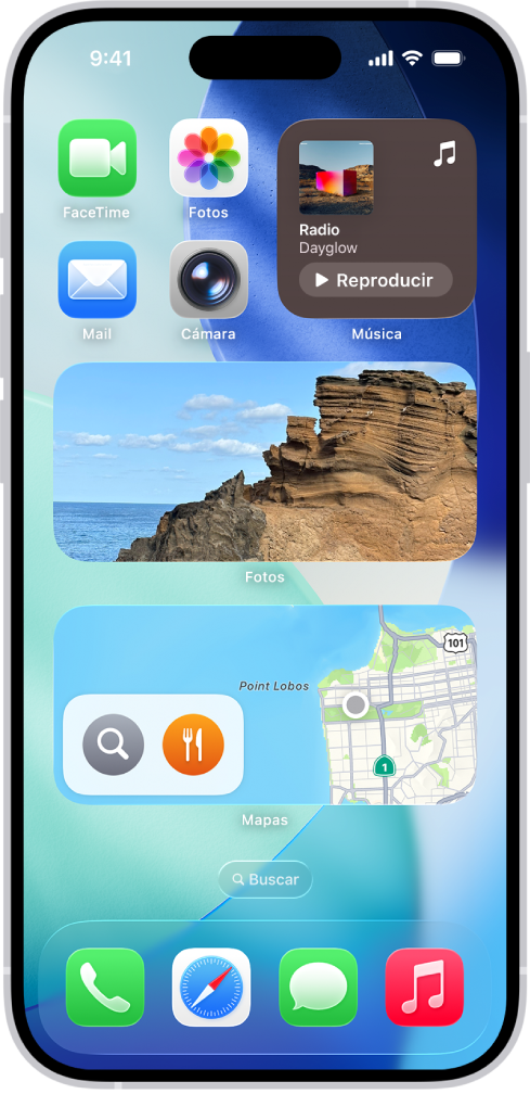 Los widgets de Fotos, Mapas y Música en la pantalla de inicio del iPhone. El widget de Música muestra funciones interactivas.
