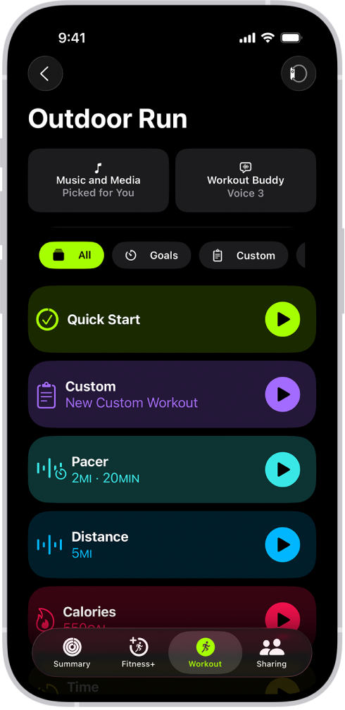Kuntoilu-apin treeninäytössä näkyy Ulkojuoksu-treenin tiedot. Ulkojuoksun alapuolella ovat vaihtoehdot median valintaa ja Workout Buddin käyttöönottoa varten. Keskellä ylhäältä alas ovat valinnat treenin aloittamiseen, muokattuun treeniin, tavoitevauhtitreeniin sekä matka‑ ja kaloritavoitteiden mukaisiin treeneihin.