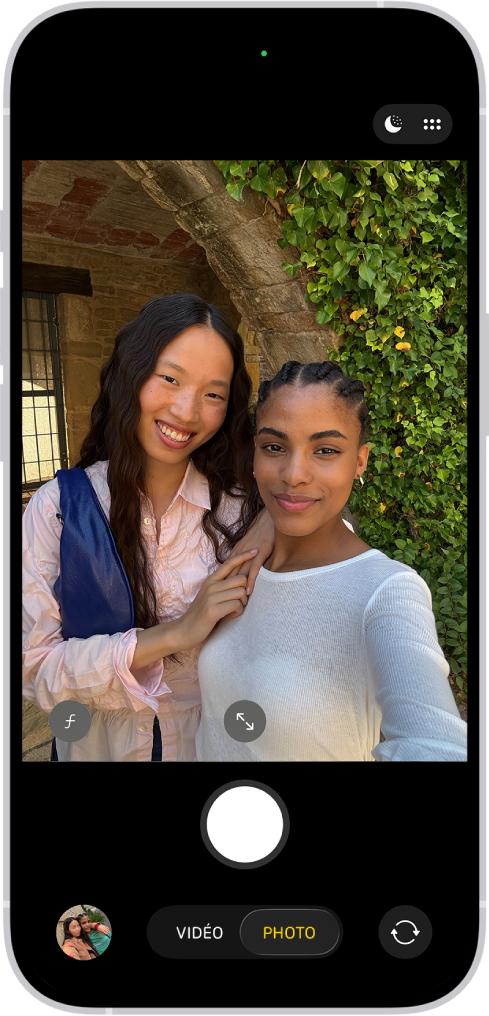 L’écran « Appareil photo » en mode Photo. Dans le cadre de l’appareil photo, les sujets prennent un selfie.