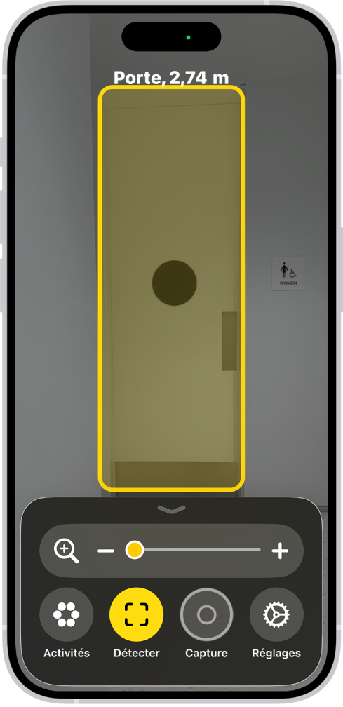 L’app Loupe ouverte avec une porte détectée. Une description affiche la distance jusqu’à la porte.