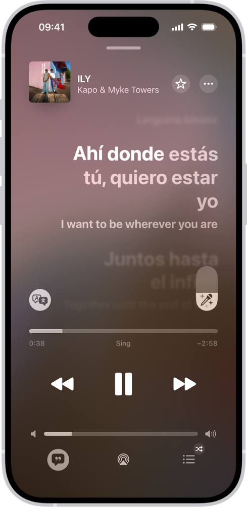 L’écran « À l’écoute » affichant le curseur « Apple Music Sing » à droite des paroles et le bouton « Traduction et Prononciation » à gauche. L’option Traduction est activée, afin que vous puissiez voir la traduction de l’espagnol vers l’anglais. Les paroles actuellement diffusées sont mises en surbrillance.