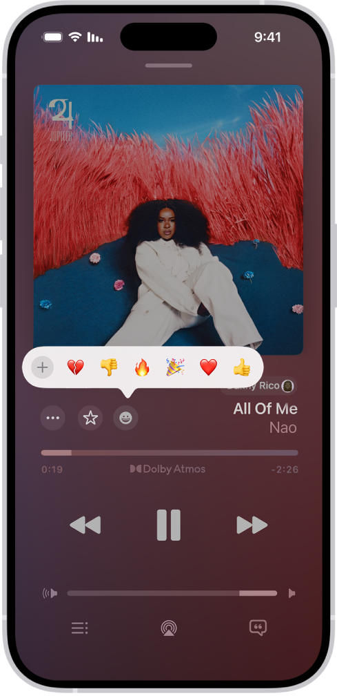 המסך ״מופעל כעת״ עם כפתור התגובות המציג מספר אמוג׳י והכפתור ״הוספה״ שמאפשר לך ללחוץ ולאתר אמוג׳י אחרים.