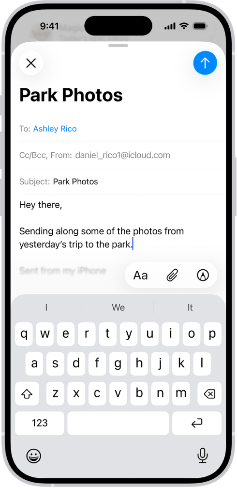 Egy e-mail vázlata, a billentyűzet felett a mellékletekhez rendelkezésre álló opciókkal.