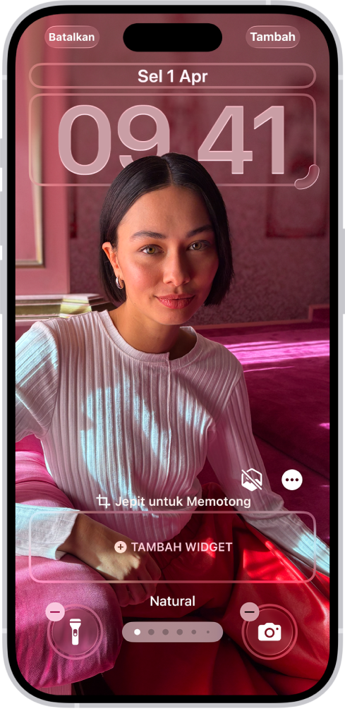 Layar Terkunci iPhone yang menampilkan pilihan untuk menambahkan widget, menyesuaikan wallpaper dan ukuran jam, dan menukar kontrol di bagian bawah layar.