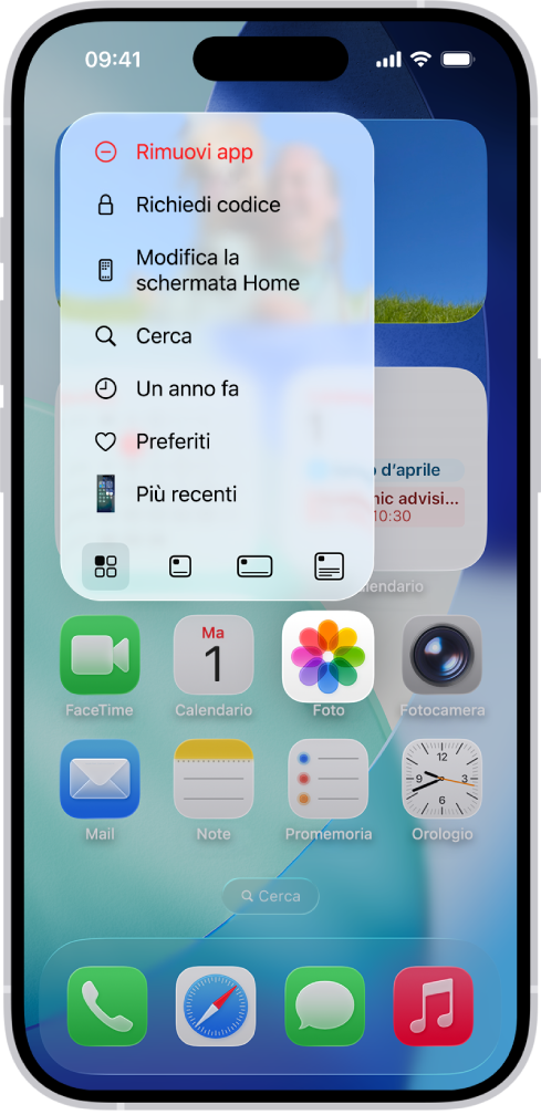 Una schermata con l’icona di un'app che viene convertita in un widget nella schermata Home. Puoi tenere premuta l’icona dell’app per aprire un elenco di opzioni, quindi tocca le icone di piccole dimensioni che rappresentano le dimensioni dei widget che puoi scegliere per il nuovo widget.