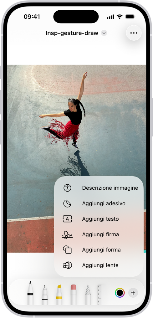 La barra degli strumenti di modifica è aperta nella parte inferiore di una nota nell’app Note e il pulsante Aggiungi nell’angolo in basso a destra dello schermo è selezionato. Nel menu Aggiungi sono disponibili le seguenti opzioni: “Aggiungi adesivo”, “Aggiungi testo”, “Aggiungi firma” e “Aggiungi forma”.