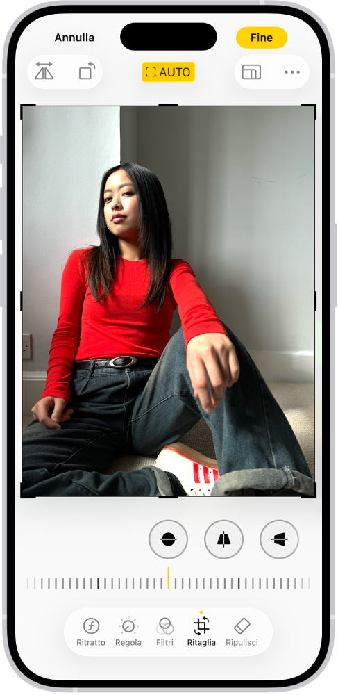 La schermata Modifica con una foto al centro. Nella parte inferiore dello schermo, da sinistra a destra, sono visualizzati i pulsanti Ritratto, Regola, Filtri, Ritaglia e Ripulisci. Il pulsante Ritaglia è selezionato ed è presente un cursore per regolare le ottimizzazioni della geometria.