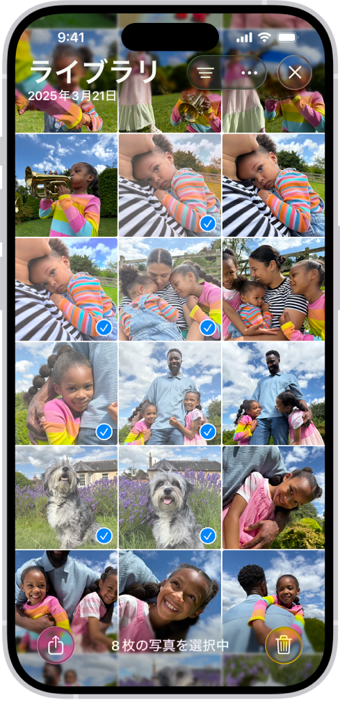 iPhoneの画面。写真のグリッドが画面いっぱいに表示され、そのうち数枚が選択されています。画面下部には、「共有」ボタンと「削除」ボタンがあります。