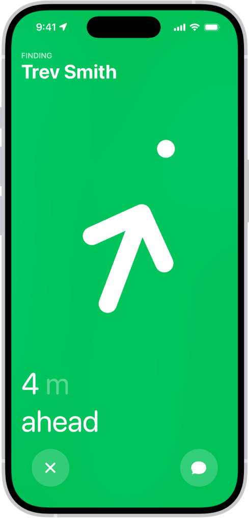 Нақты орналасқан жері арқылы табылып жатқан адамның аты жоғарғы сол жақ бұрышта және көрсеткі олардың қаншалықты алыс екені туралы болжамы бар бағытты көрсетеді. Экранның төменіндегілер — «Нақты орналасқан жері» бөлімін жабу және адамға хабар жіберу түймелері.