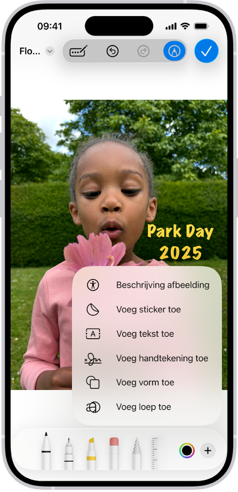 In Mail heeft een pdf van een bijlage een sticker van een emoji. Onder de webpagina staan de markeringsfuncties.