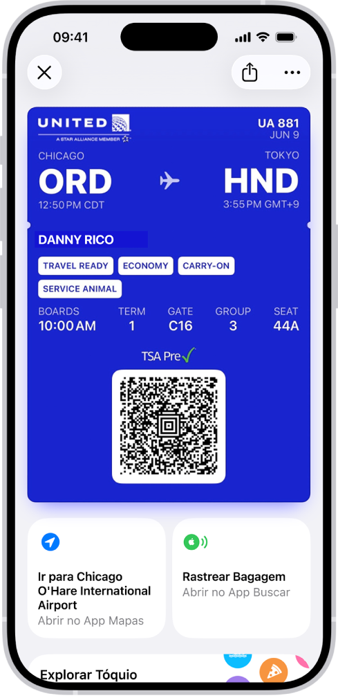 Cartão de embarque no app Carteira mostrando informações do voo e o QR code na parte inferior.