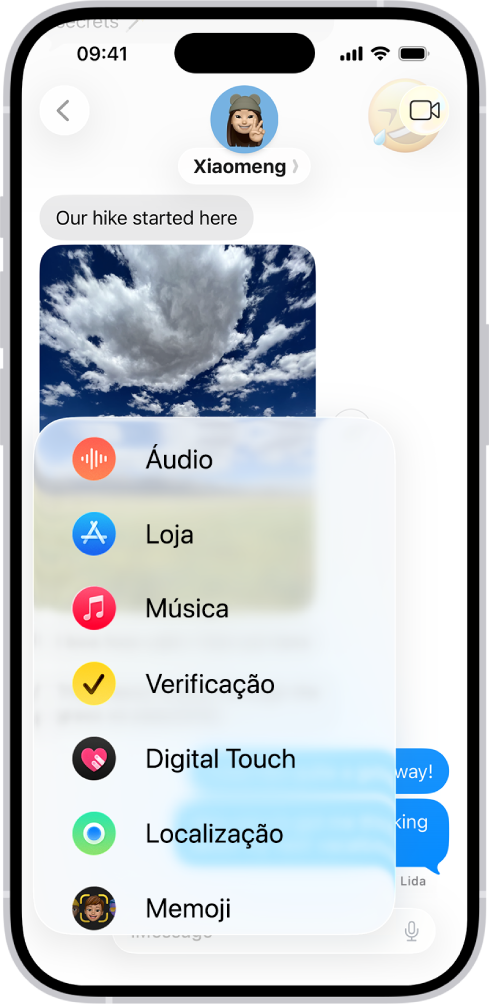 O menu Adicionar na aplicação Mensagens no iPhone a listar várias funcionalidades do iMessage: mensagens de áudio, a App Store, imagens GIF, Verificação, Digital Touch, partilha de localização e Memoji.