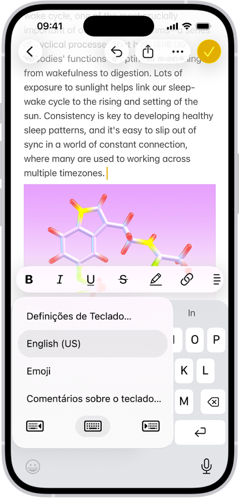 O menu de definições do teclado está aberto e mostra três opções: “Inglês (EUA)”, “Emoji” e “Resposta do teclado”. Na parte inferior do menu, da esquerda para a direita estão os botões para a disposição para canhotos, disposição predefinida e disposição para destros. O botão de disposição predefinida é selecionado.