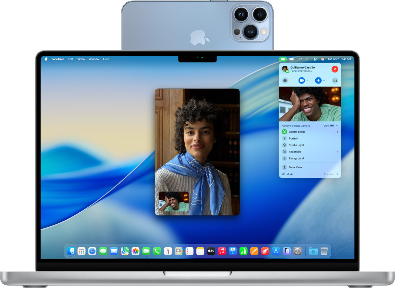 Un MacBook Pro utilizează un iPhone drept cameră web și afișează o conversație FaceTime.