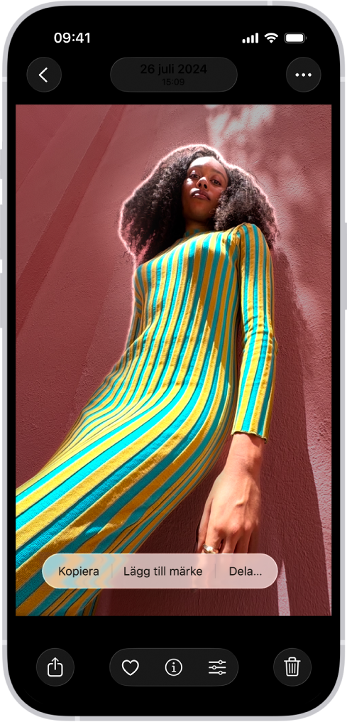 En bild är öppen i biblioteket i appen Bilder. Motivet i mitten av bilden är konturerat och knapparna Kopiera, Lägg till märke och Dela visas ovanför det.