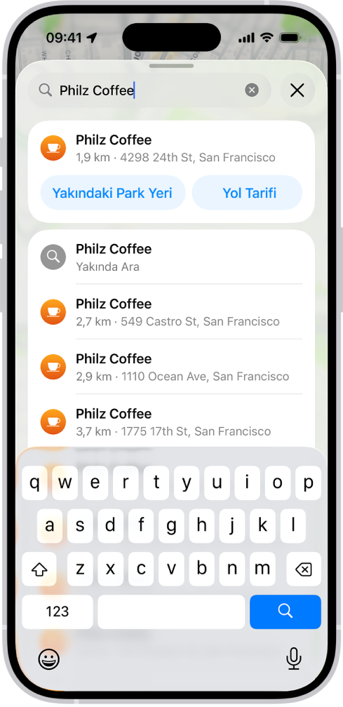 Harita arama alanına bir konum giriliyor ve sonuçlar aşağıda listeleniyor.