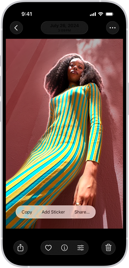 「相片」App 圖庫中的一張相片開啟。相片中間的主體被框住,然後其上方出現「複製」、「加入貼圖」和「分享」按鈕。