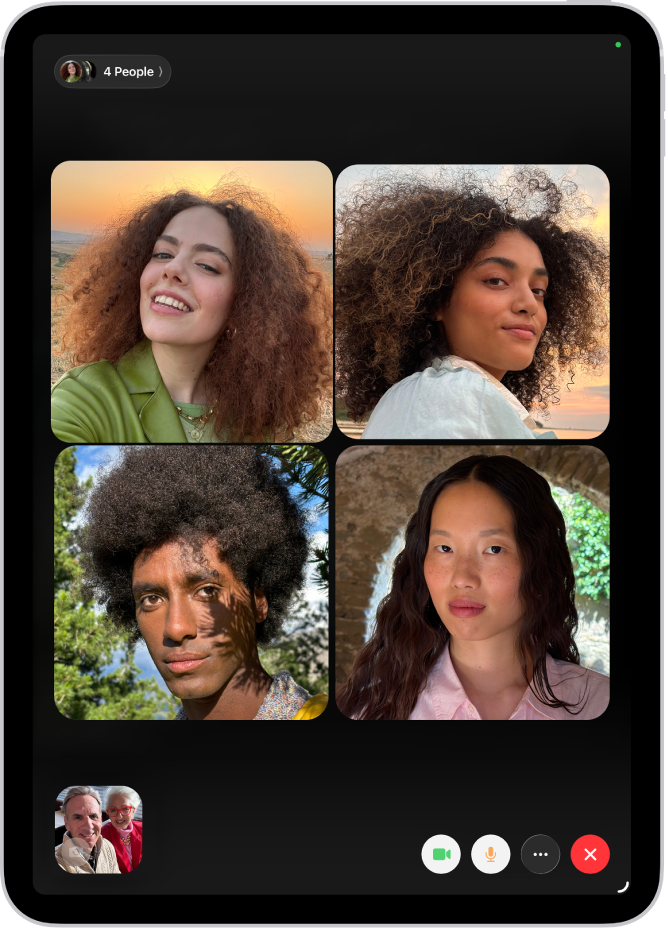 Una trucada del FaceTime en grup mostra quatre participants en requadres individuals a la part superior de la pantalla. Dues persones addicionals apareixen junts en un requadre a l’angle inferior esquerre. A la part inferior dreta hi ha els següents controls del FaceTime: els botons “Vídeo”, “Micròfon”, “Més” i “Finalitza la trucada”.