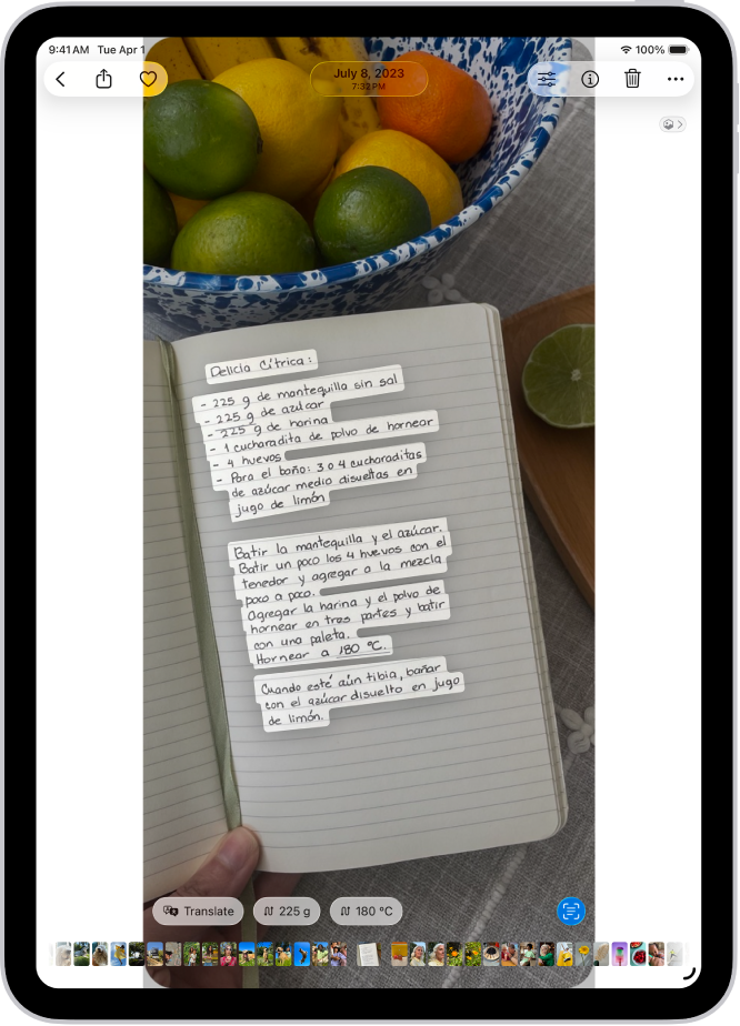 Es mostra la foto d’una recepta en anglès. A la foto, el text està ressaltat. A prop de la part inferior de la pantalla, d’esquerra a dreta, hi ha els botons per traduir, convertir a grams, convertir a Celsius i detectar text.