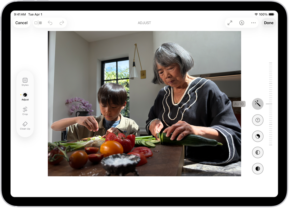La pantalla d’edició de l’app Fotos mostra una foto al centre. A l’esquerra de la foto hi ha els botons “Estil”, “Ajusta”, “Escapça” i “Neteja”. El botó “Ajusta” està seleccionat. A la dreta de la foto hi ha els botons d’efectes d’edició i un regulador per ajustar el nivell de cada efecte.