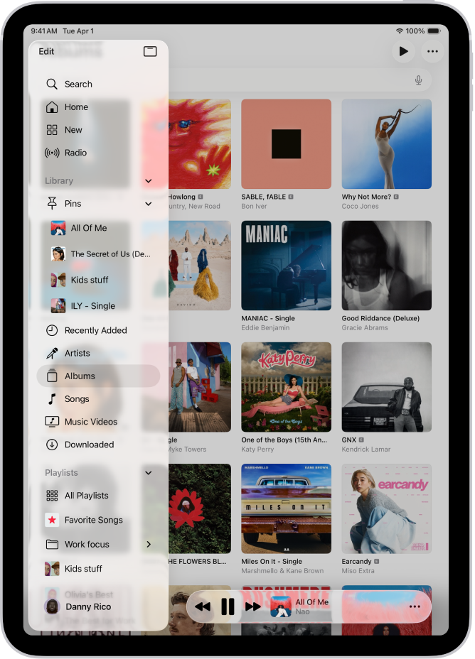 Appen Musik er åben på iPad og viser indholdsoversigten til venstre og album til højre. Nederst til højre ses miniafspilleren.