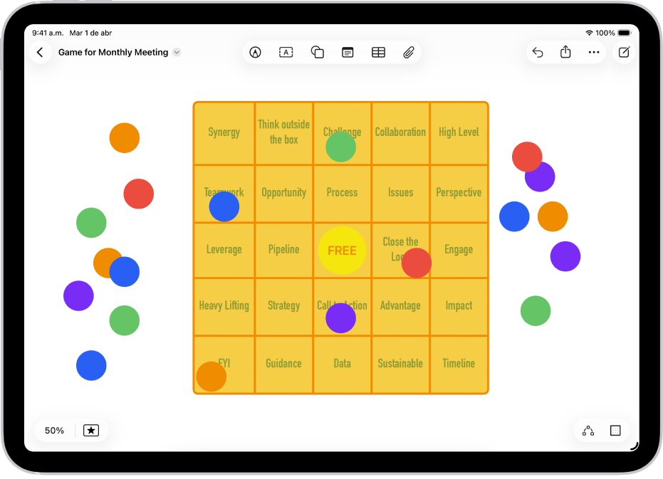 Una tabla en un pizarrón de Freeform que tiene las herramientas de formato visibles y unos puntos azules pequeños en el borde para cambiar su forma.