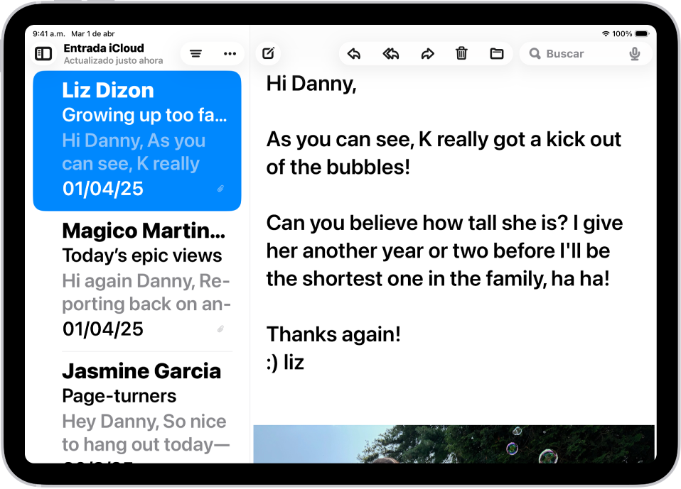 Un iPad con la app Mail abierta. Los correos electrónicos se muestran con el texto más grande y en negrita.