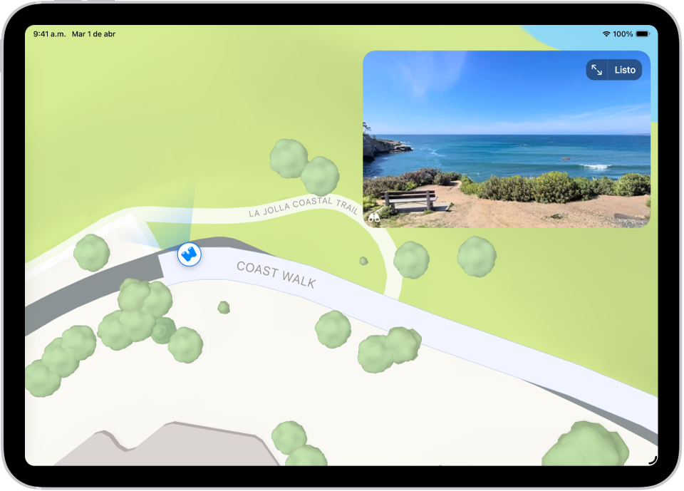 En la app Mapas, se muestra una vista panorámica desplazable de 360 grados sobre el mapa de una zona marcada. El ícono Mirar alrededor superpuesto en el mapa apunta en la dirección de la vista.