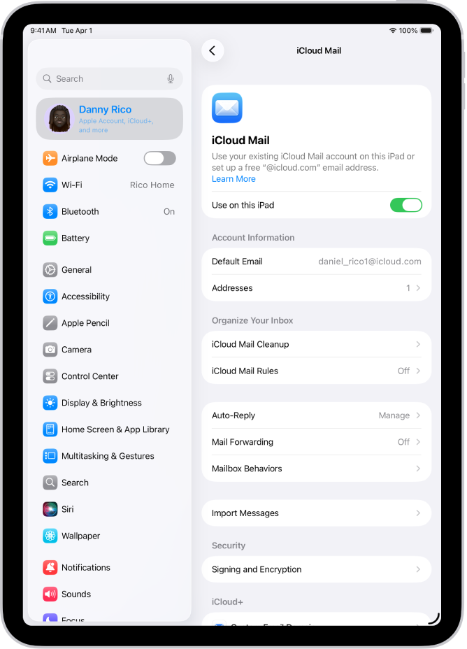 Asetukset-appi avattuna iCloud Mail -näyttöön. Muokattu sähköpostidomain näkyy näytön alareunassa.