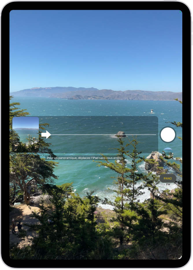 Appareil photo en mode Panorama. Une flèche, au centre à gauche, pointe vers la droite pour indiquer la direction du panoramique.