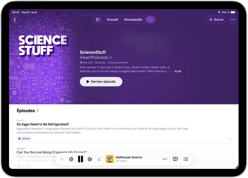 La page d’un podcast dans l’app Podcasts, affichant deux épisodes et leur résumé, ainsi que le mini-lecteur en bas.