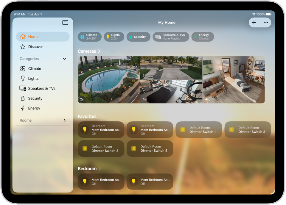 घर ऐप जिसके बाईं ओर साइडबार है, जो होम, ऑटोमेशन और ढूँढें टैब को शीर्ष बाईं ओर प्रदर्शित करता है। होम में श्रेणी और कमरे नीचे प्रदर्शित होते हैं। साइडबार के दाईं ओर शीर्ष पर इंटरकॉम, जोड़ें और अधिक विकल्प बटन हैं। श्रेणी बटन शीर्ष के पास प्रदर्शित होते हैं। उसके नीचे दृश्य, कैमरा इमेज और कमरा एवं इसकी ऐक्सेसरी प्रदर्शित हैं।