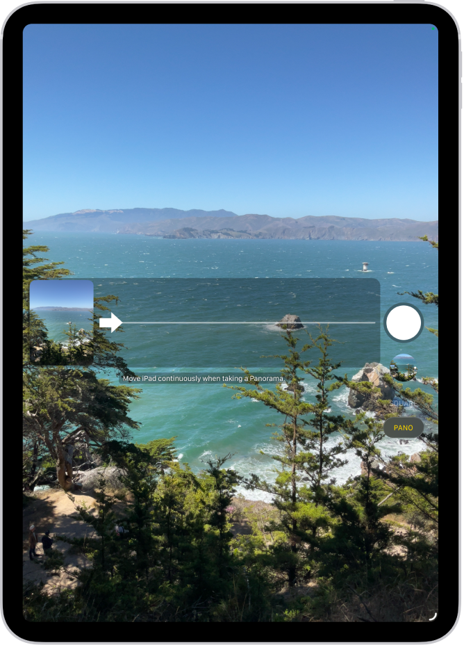 पैनोरमा मोड में कैमरा। केंद्र की बाईं ओर कोई ऐरो, जो पैन की दिशा दिखाने के लिए दाईं ओर पॉइंट करता है।