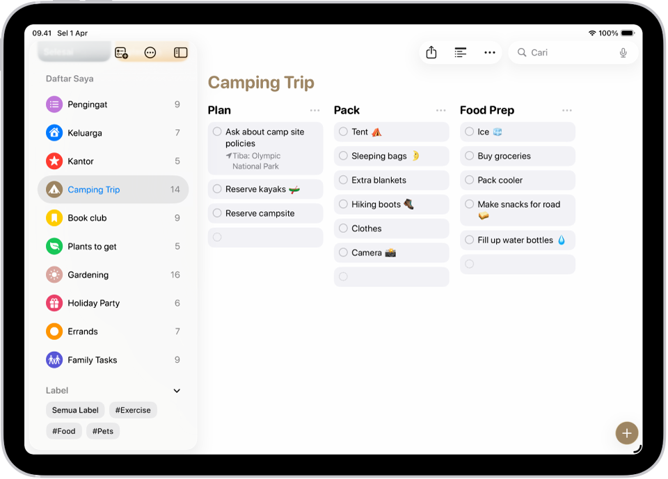 App Pengingat menampilkan daftar perjalanan berkemah dengan kategori yang diatur sebagai kolom.
