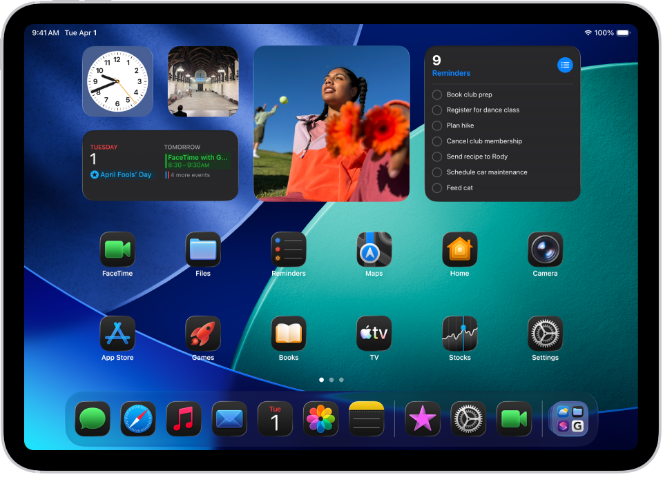 Skrin Utama iPad dengan Mod Gelap diaktifkan.