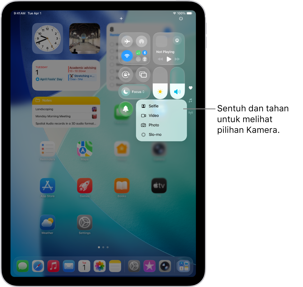 Skrin menunjukkan pilihan Kamera tambahan tersedia dalam Pusat Kawalan apabila anda menyentuh dan menahan kawalan Kamera. Pilihan ialah Swafoto, Video, Foto dan Slo-mo.