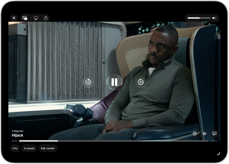 Een tv-programma wordt afgespeeld en de regelaars zijn te zien. Linksbovenin staan de knoppen 'Sluit', 'Beeld in beeld', 'AirPlay' en 'Deel'. Rechtsbovenin staat de volumeschuifknop. In het midden staan de knoppen om 10 seconden terug te spoelen, te pauzeren en 10 seconden vooruit te spoelen. In het midden onderin staat een schuifknop waarmee je de videopositie kunt aanpassen. Aan de ene kant van de schuifknop staat de verstreken tijd en aan de andere kant de resterende tijd. Rechtsonderin staan de knoppen 'Info', 'In beeld' en 'Kijk verder'.