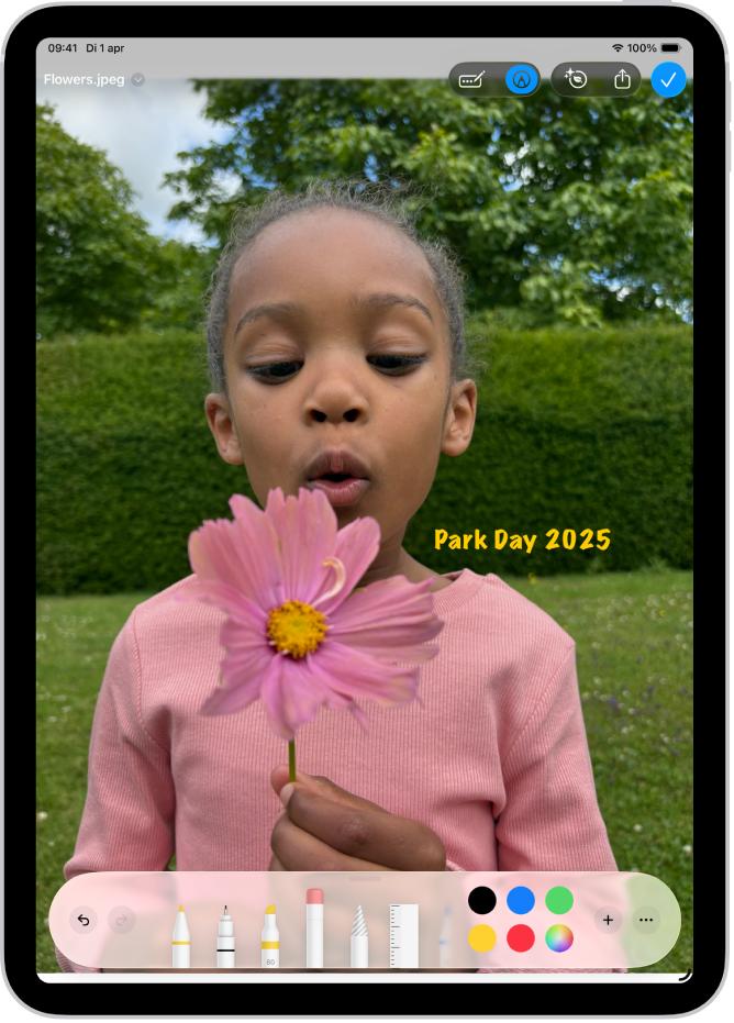 In Mail zijn aan een pdf van een bijlage tekst en een sticker van een emoji toegevoegd. Onder de webpagina staan de markeringsfuncties.