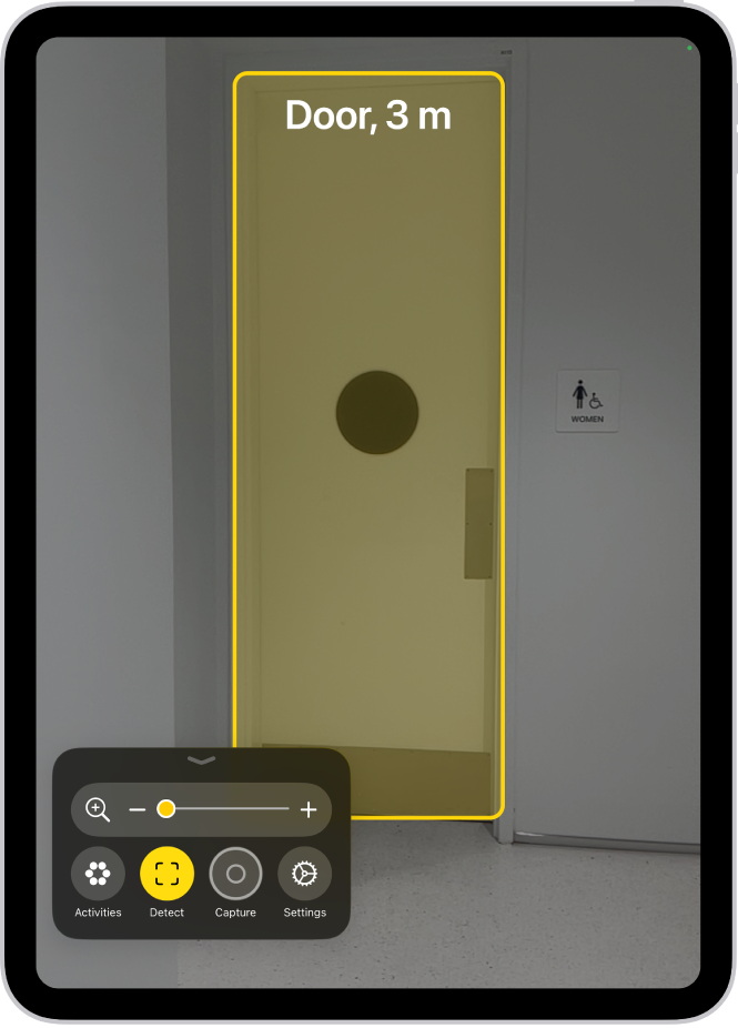 Aplicația Lupă este deschisă și este detectată o ușă. O descriere arată cât de departe este ușa.
