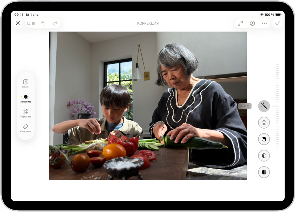 Экран редактирования в приложении «Фото». В центре отображается фото. Слева от фото находятся кнопки «Стиль», «Изменить», «Обрезать» и «Очистить». Выбрана кнопка «Изменить». Справа от фото находятся кнопки эффектов и слайдер для настройки степени выраженности каждого эффекта.