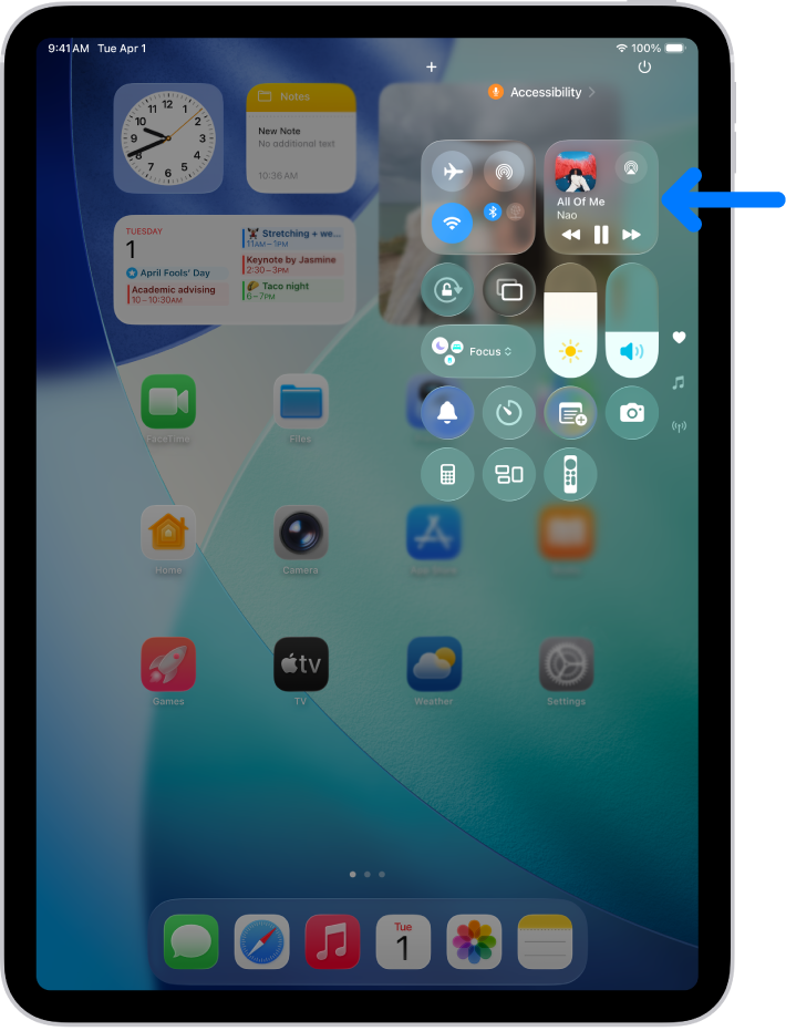 Ovládacie centrum na iPade so šípkou smerujúcou na kartu zvuku, na ktorej môžete ovládať prehrávanie hudby na zamknutej obrazovke alebo pri používaní inej apky.