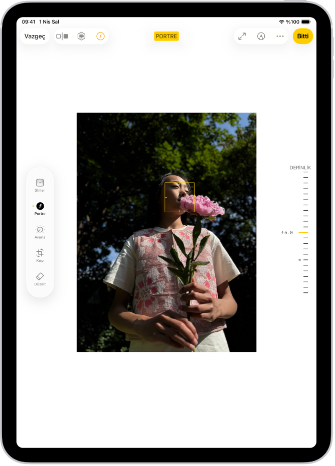 Portre modundaki bir fotoğrafın düzenleme ekranı. Ekranın ortasında bir portre fotoğraf var. Ekranın sağ tarafında Derinlik Ayarlama ayarını yapmak için bir sürgü var. Ekranın sol tarafında Portre, Ayarla, Filtreler ve Kırp düğmeleri var. Portre düğmesi seçili.