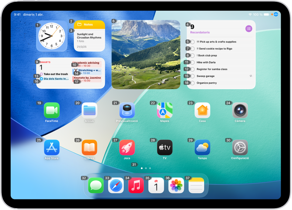 Un iPad en què es veu un número al costat dels diferents ítems de la pantalla d’inici. A la part superior de la pantalla es mostra l’ordre del control per veu “Mostra els números”.
