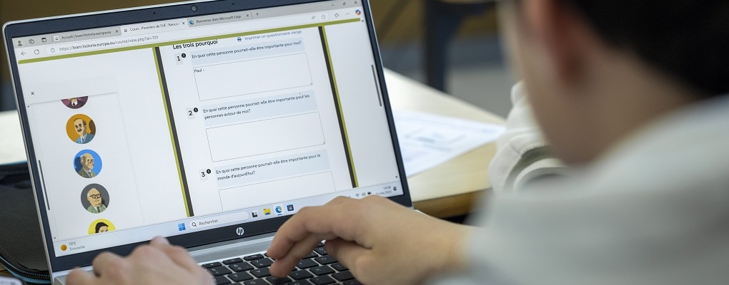 Jovem a usar computador portátil