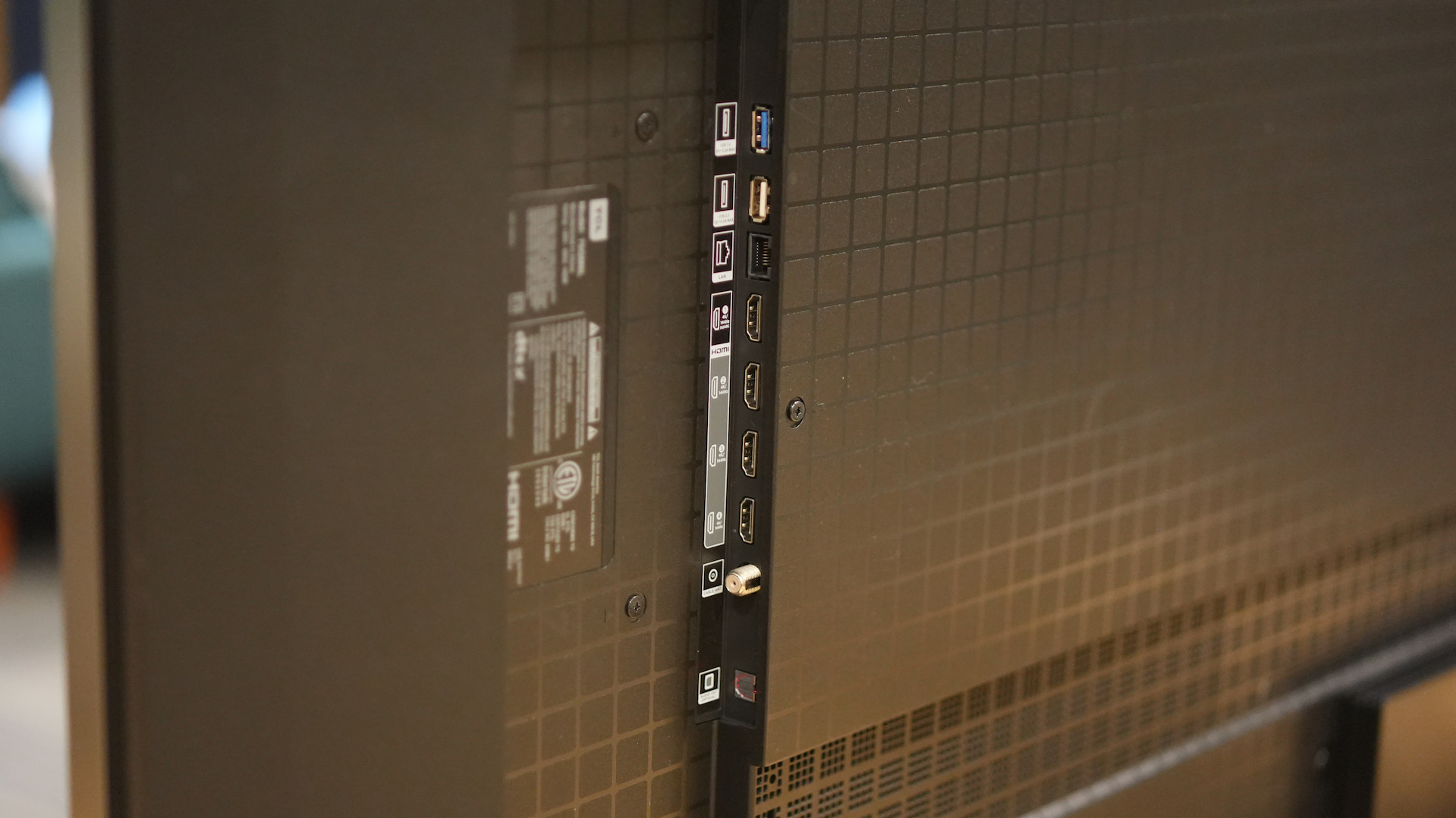 TCL QM8L ports