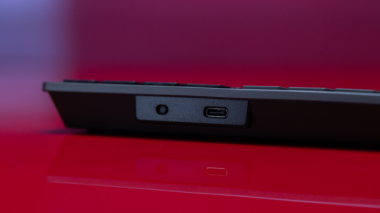 The USB port of the keyboard of the HP 725 Multi-Device Wireless Keyboard and Mouse Combo