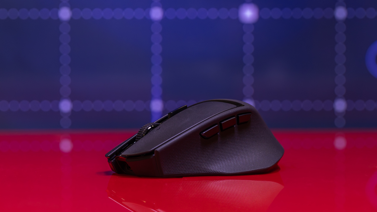 The side profile of the Razer Basilisk Mobile
