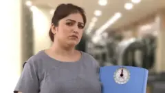 ਕੈਮਰੇ ਵੱਲ ਦੇਖ ਰਹੀ ਔਰਤ