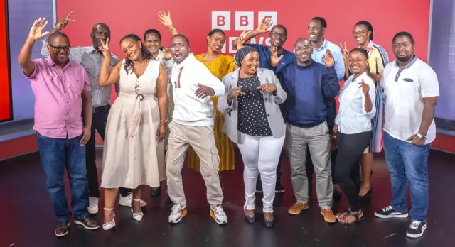 Bamwe mu banyamakuru ba BBC Gahuzamiryango uhereye ibumoso; Jean Claude Mwambutsa, Cyriaque Muhawenayo, Gisele Berwa, Dinah Gahamanyi, Benjamin Niyokwezerwa, Yvette Kabatesi, Juventine Muragijemariya, Gildas Yihundimpundu, Bernard Bankukira, Samba Cyuzuzo, Latifa Mutesi, Anne-Marie Niwemwiza na Chancard Abimana
